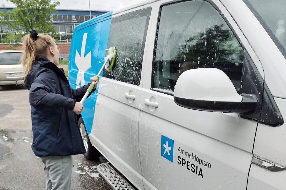 Ajoneuvoasentajaksi opiskelevan Lotta Virtasen kesätyö oli mm. huolehtia Spesian Jyväskylän autojen putsauksesta sekä pienistä huoltotöistä.